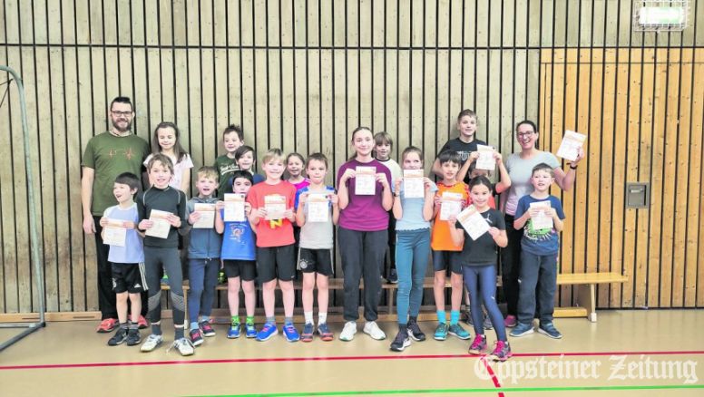 Die Leichtathletik-Kinder des TuS Niederjosbach zeigen stolz ihre Sportabzeichen.Foto: privat