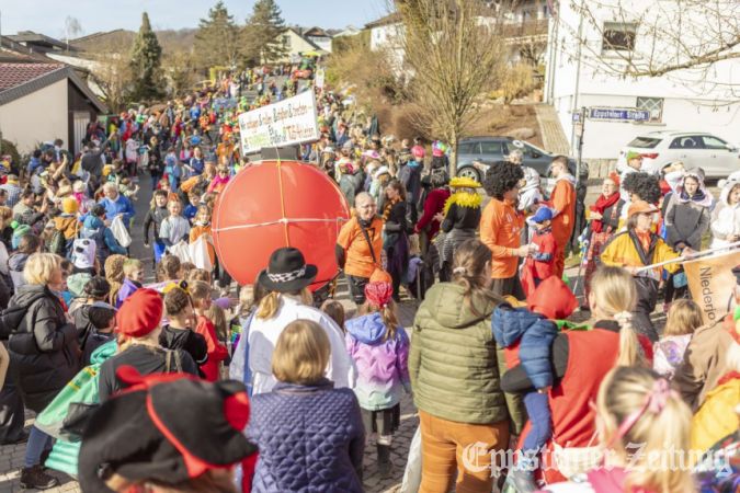 Das sonnige Wetter lockte viele Zuschauer zum Fastnachtszug des GCC.Foto: Ulrich Häfner