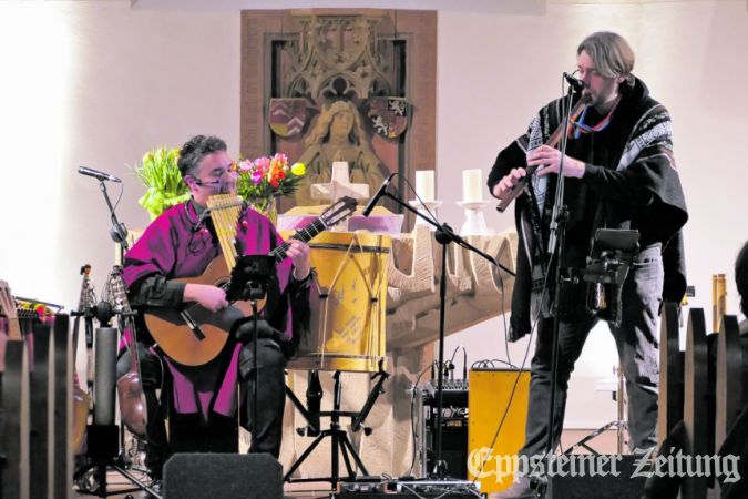 Die Multiinstrumentalisten David Beyer und Michael Zöllner (v.l.) vom Duo Taquikuna begeisterten die Zuhörer in der Talkirche.Foto: privat