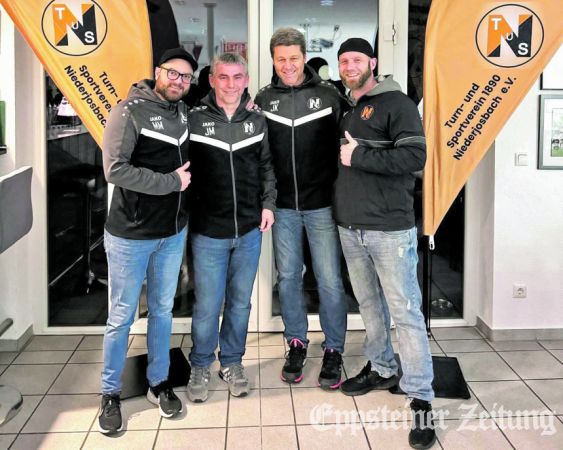 Fußball-Abteilungsleiter Manuel Mühl, die Trainer Jürgen Maisch und Jens Klische freuen sich mit dem sportlichen Leiter des TuS, Andre Volteros (v.l.) auf die weitere Zusammenarbeit.
            Foto: privat